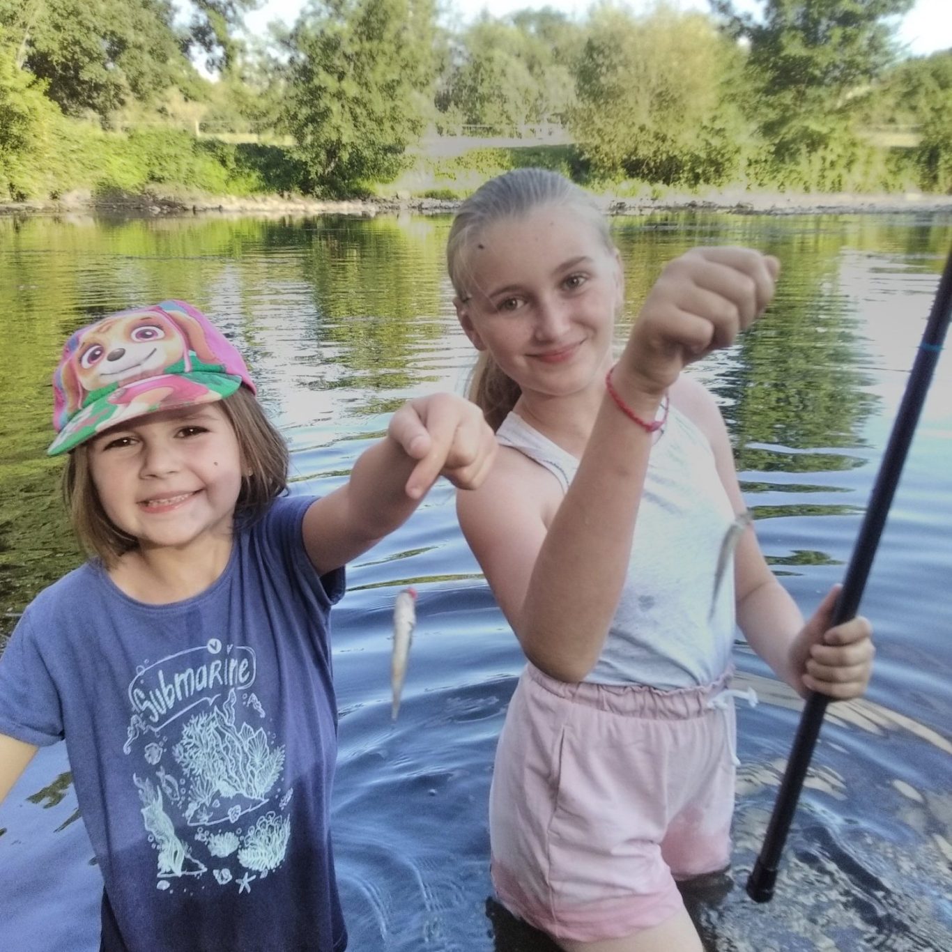 deux enfants avec le sourire suite à une journée découverte de la pêche et des milieux aquatiques