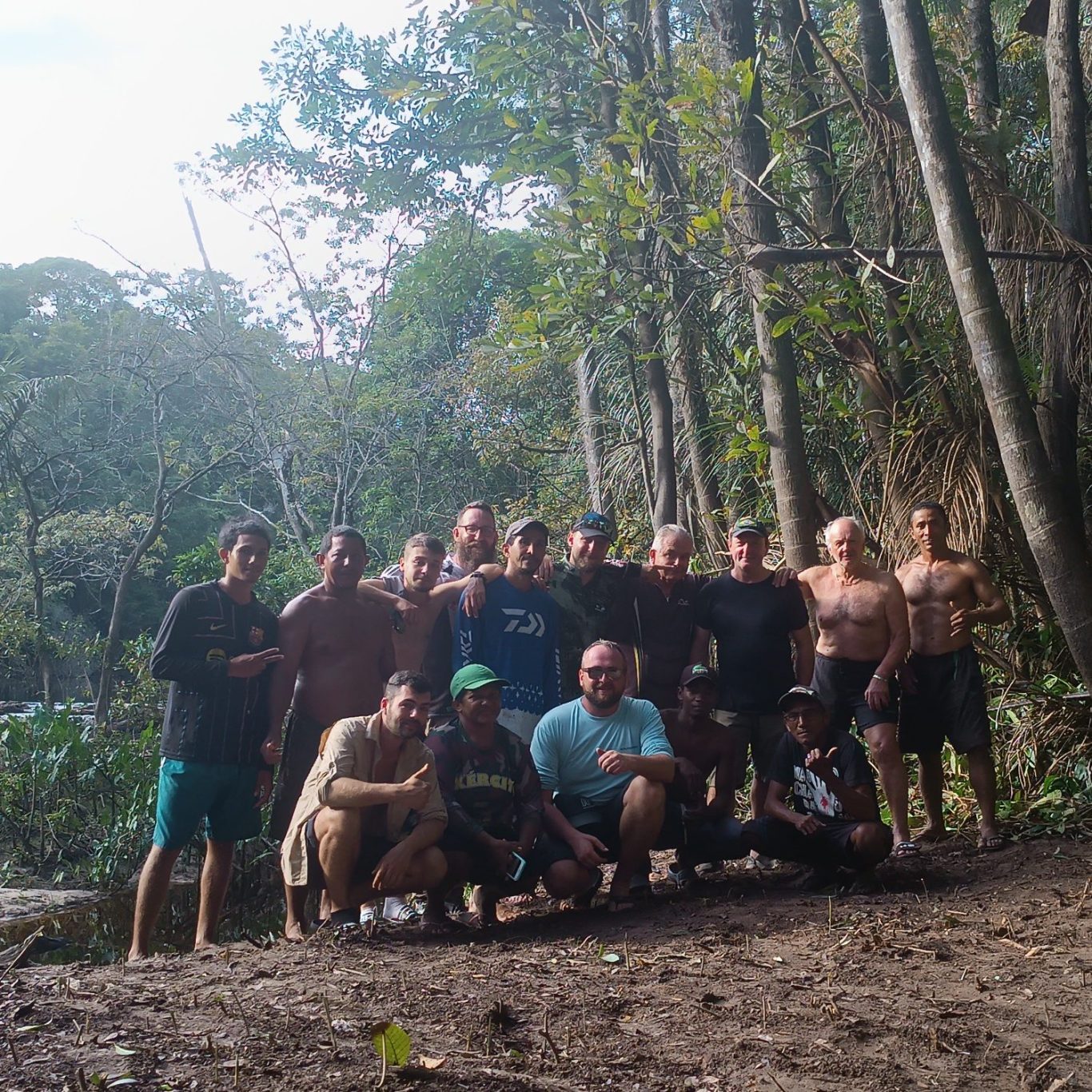 groupe de pécheurs au cœur de l'Amazonie