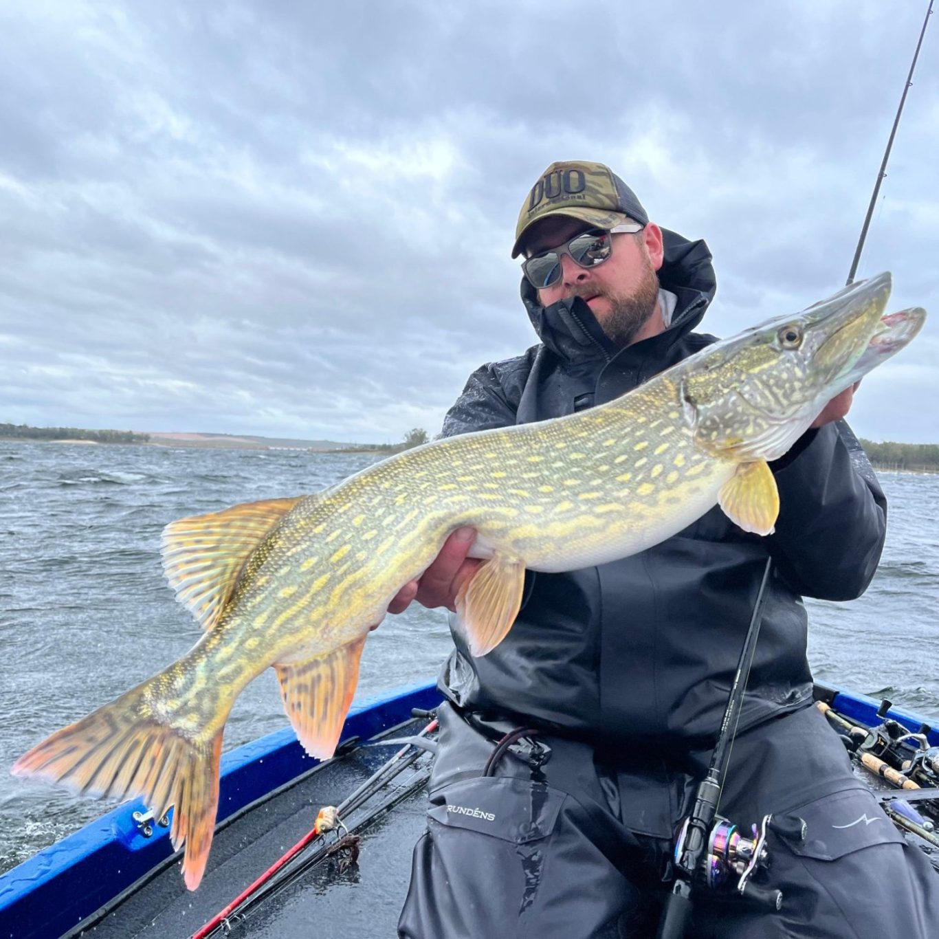 guide de pêche brochet sur un lac espagnol