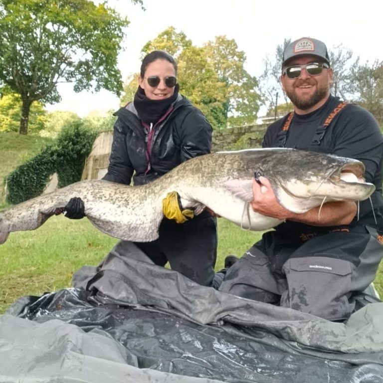 Aurélie a découvert la pêche du silure sur un lac du limousin de la plus belle des manière