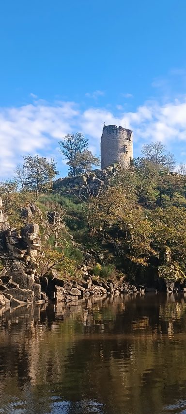 Une des tours encore debout des ruines de Crozant