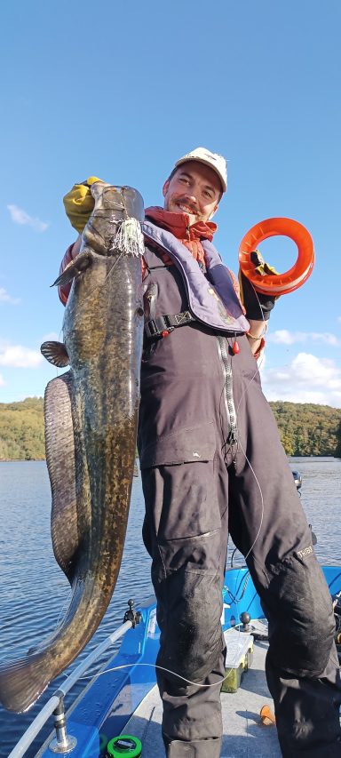 Beaucoup de pêcheur pêche le silure à en tenant le fils a la main mais peu le fond sans canne a pêche